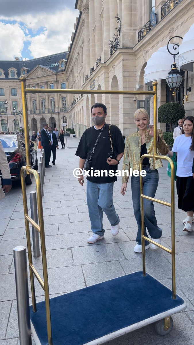 xiansanlee's tweet photo. JUST MET LISA IM THE HAPPIEST GUYSSS https://t.co/FBH217F70m
