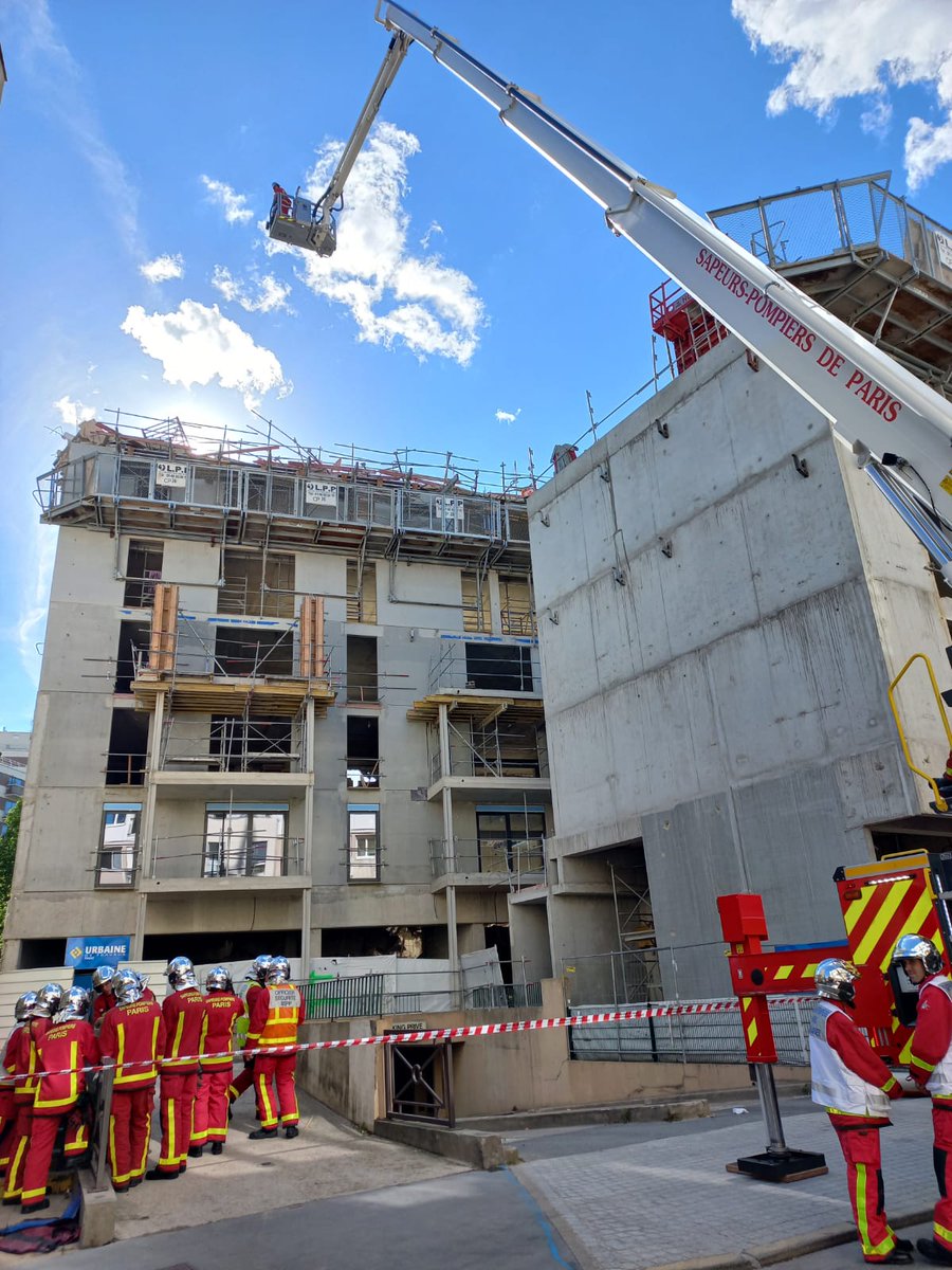 prefpolice's tweet image. Effondrement d'un immeuble en réfection à #Vincennes | Tous les enfants de la crèche et de l'école situées à proximité sont évacués et en sécurité.
Fouilles en cours par les @PompiersParis pour rechercher d'éventuelles autres victimes.
Laissez les secours agir sur la zone.
