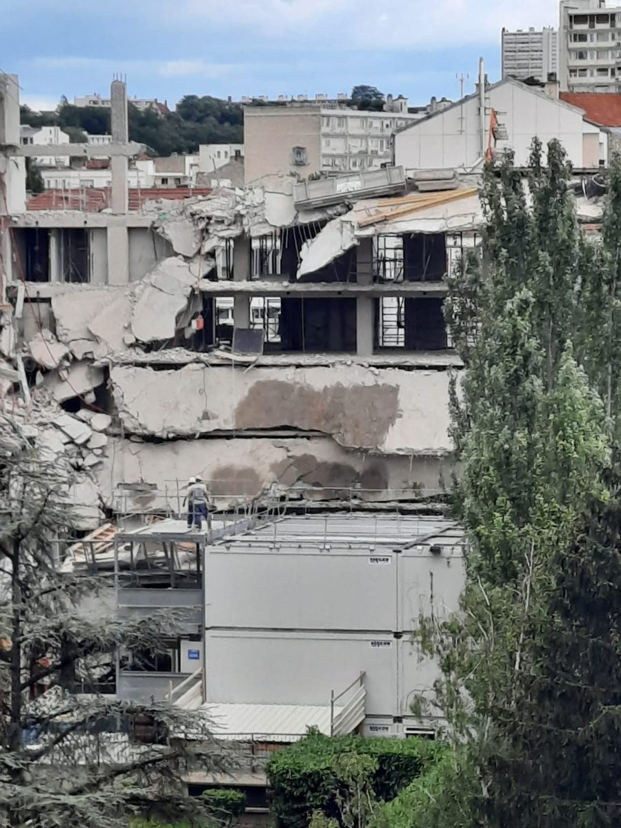 prefpolice's tweet image. Effondrement d'un immeuble en réfection à #Vincennes | Tous les enfants de la crèche et de l'école situées à proximité sont évacués et en sécurité.
Fouilles en cours par les @PompiersParis pour rechercher d'éventuelles autres victimes.
Laissez les secours agir sur la zone.