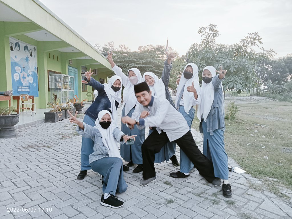 Ansortarokan's tweet photo. SMKN 1 Grogol Kediri
Meskipun belum belum memiliki gedung permanen tetap semangat demi mencetak generasi Bangsa yang unggul.
Pancasila JAYA, NKRI Harga Mati.
Pak Jokowi 
Ganjar 
Pancasila https://t.co/mtpnKNMFWI