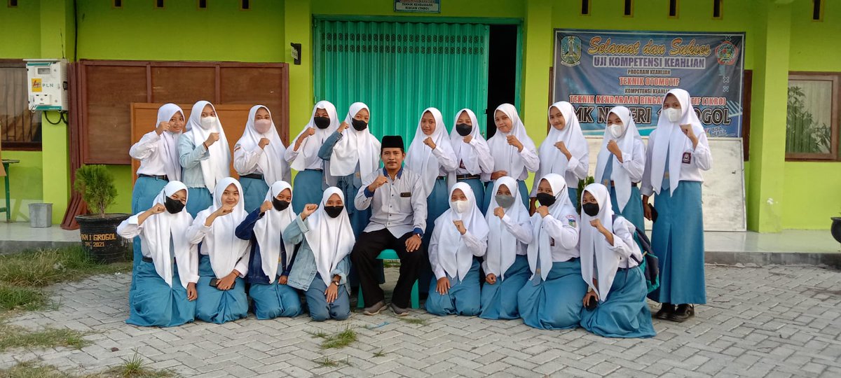 Ansortarokan's tweet photo. SMKN 1 Grogol Kediri
Meskipun belum belum memiliki gedung permanen tetap semangat demi mencetak generasi Bangsa yang unggul.
Pancasila JAYA, NKRI Harga Mati.
Pak Jokowi 
Ganjar 
Pancasila https://t.co/mtpnKNMFWI