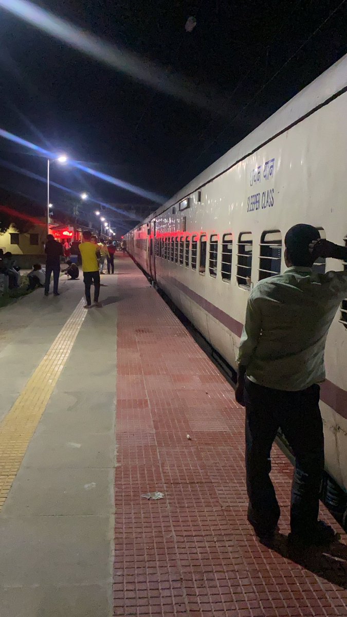 sohailkhn53's tweet photo. Train number 13105 2 ghanta se sankarpur station pe khari hai kab khulegi kuch pata nhi #ministryofrailway https://t.co/JfavpPR4m4