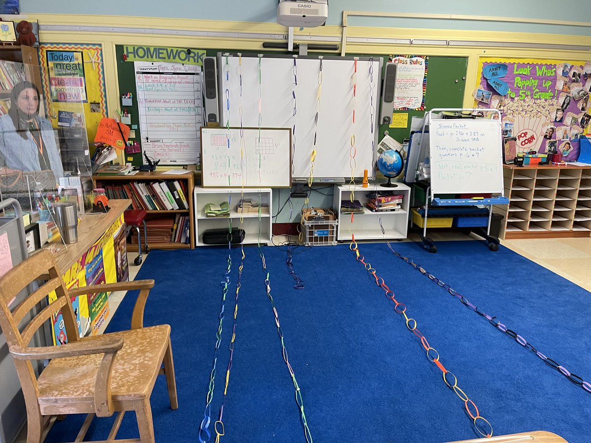 BookSmith123's tweet photo. No computers? No problem! How about a STEM challenge! Build the longest paper chain using 2 pieces of construction paper and 12” of tape! @TenaflySchools @J_SpencerSmith #stemfun https://t.co/HhG2SQs6YM