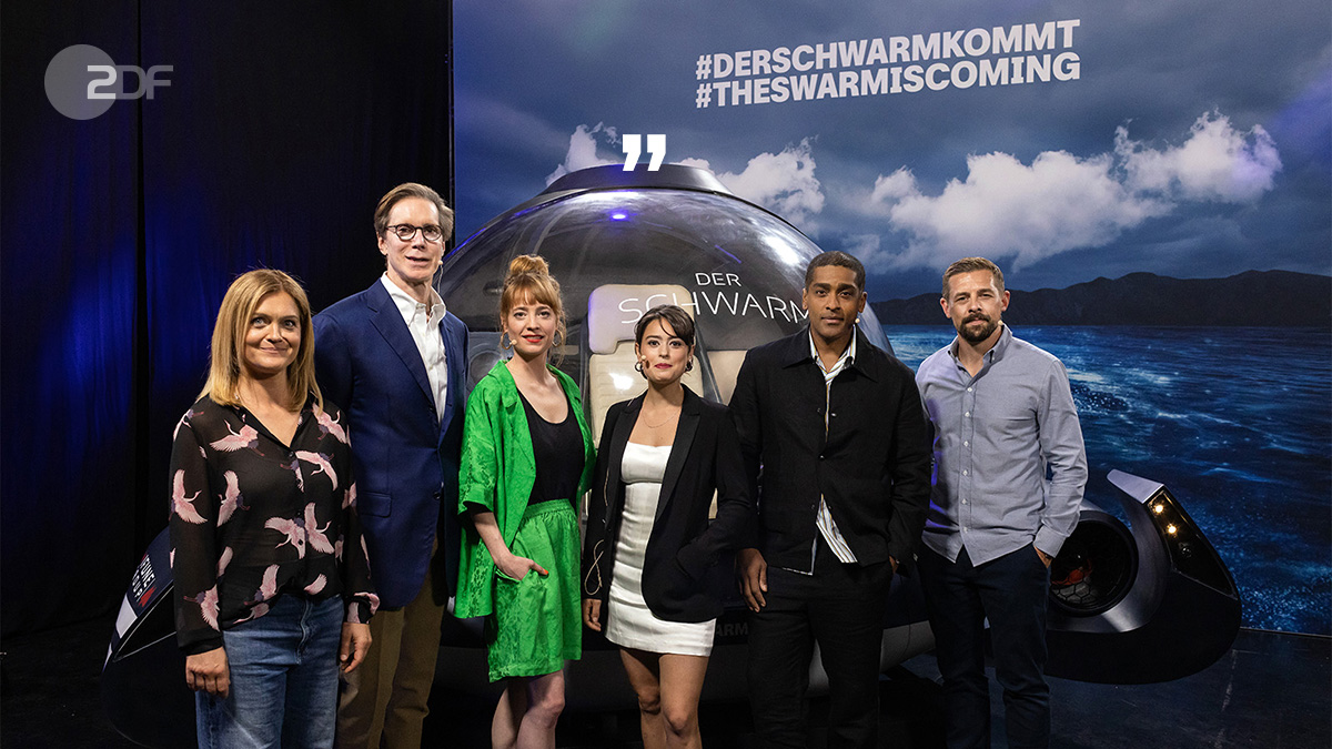ZDFpresse's tweet photo. #DerSchwarmKommt: First-Look-Event mit #BarbaraEder, #FrankDoelger, #LeonieBenesch, #RosabellLaurenti Sellers, #AlexanderKarim und #KlaasHeuferUmlauf in Berlin. #ZDF-Pressemappe: https://t.co/K2cHNhXFkx https://t.co/y8opFNzuRi