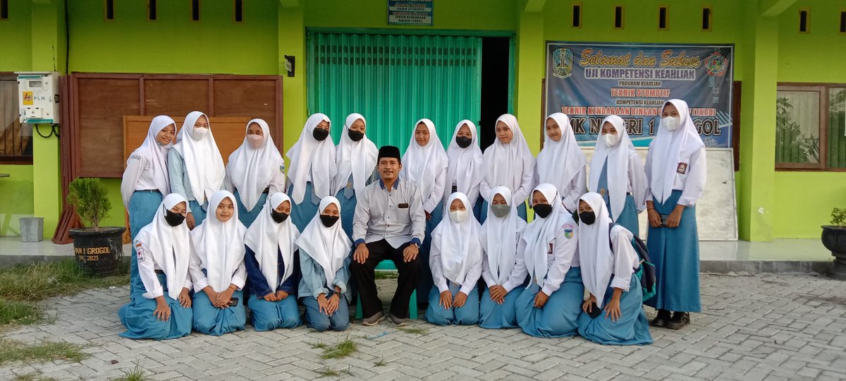 Ansortarokan's tweet photo. @setkabgoid @jokowi @Kiyai_MarufAmin @pramonoanung SMKN 1 Grogol Kab. Kediri 
Belum Punya Gedung tetap semangat Belajar. https://t.co/4Y8DFHQ0Lh