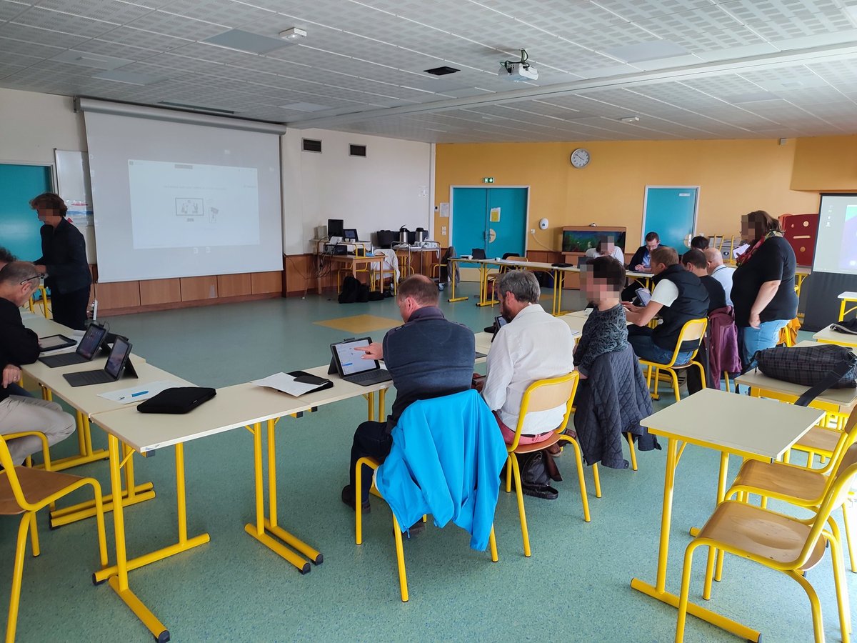 Début des formations pour les référents tablettes et RRUPN dans le cadre du projet Equipement mobile des collégiens de Seine maritime. Ambiance studieuse au collège René Coty d'Auffay. Merci à l'établissement, et aux services  de <a href="/seinemaritime/">Seine-Maritime</a> pour les aménagements techniques.