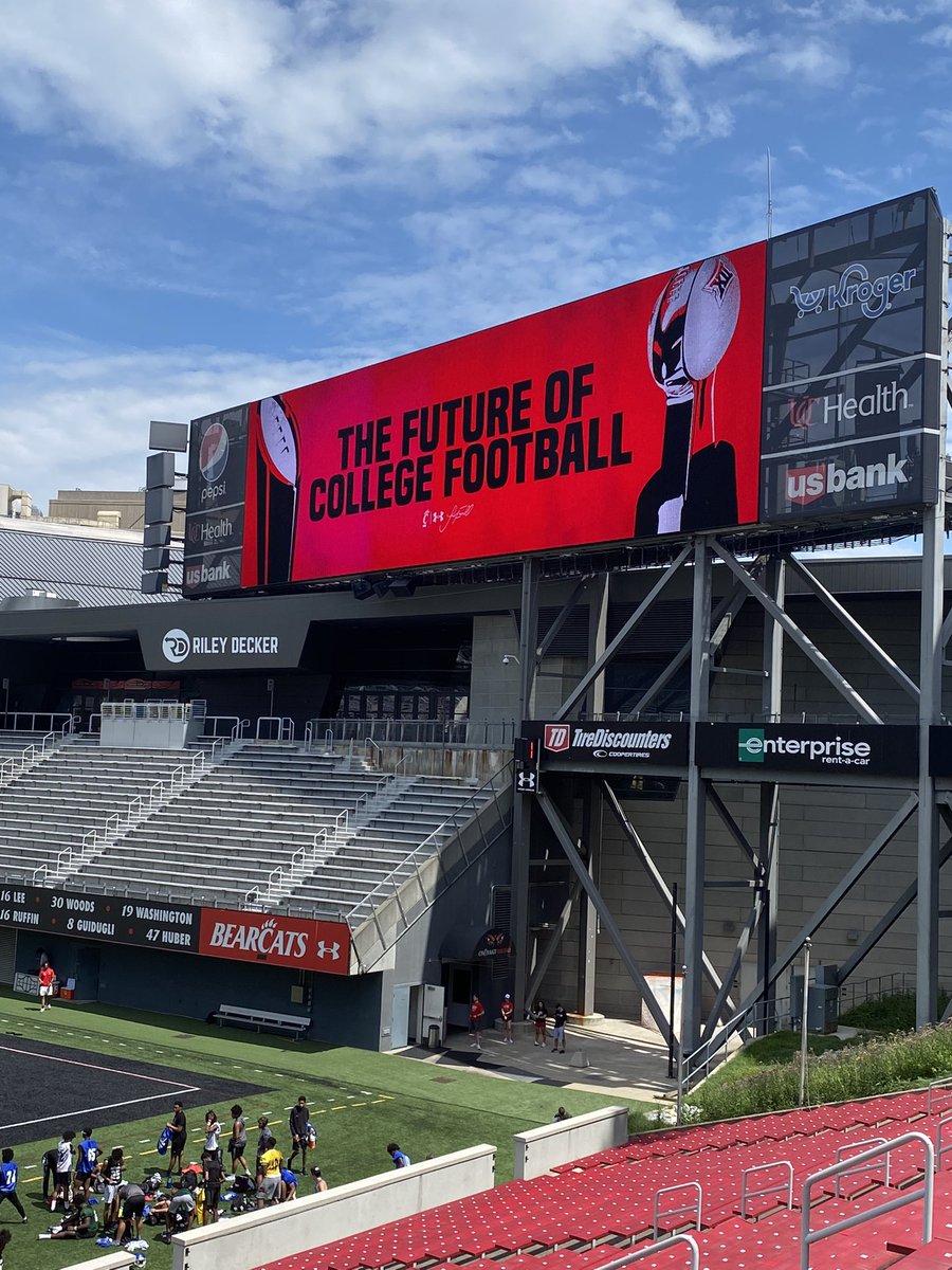 Cavhonloganpeay's tweet photo. Thanks for a great camp, Hopefully I’ll be back for a visit in the future. #GoBearCats @jross_iii @UC_Recruiting https://t.co/GforHYnRUb