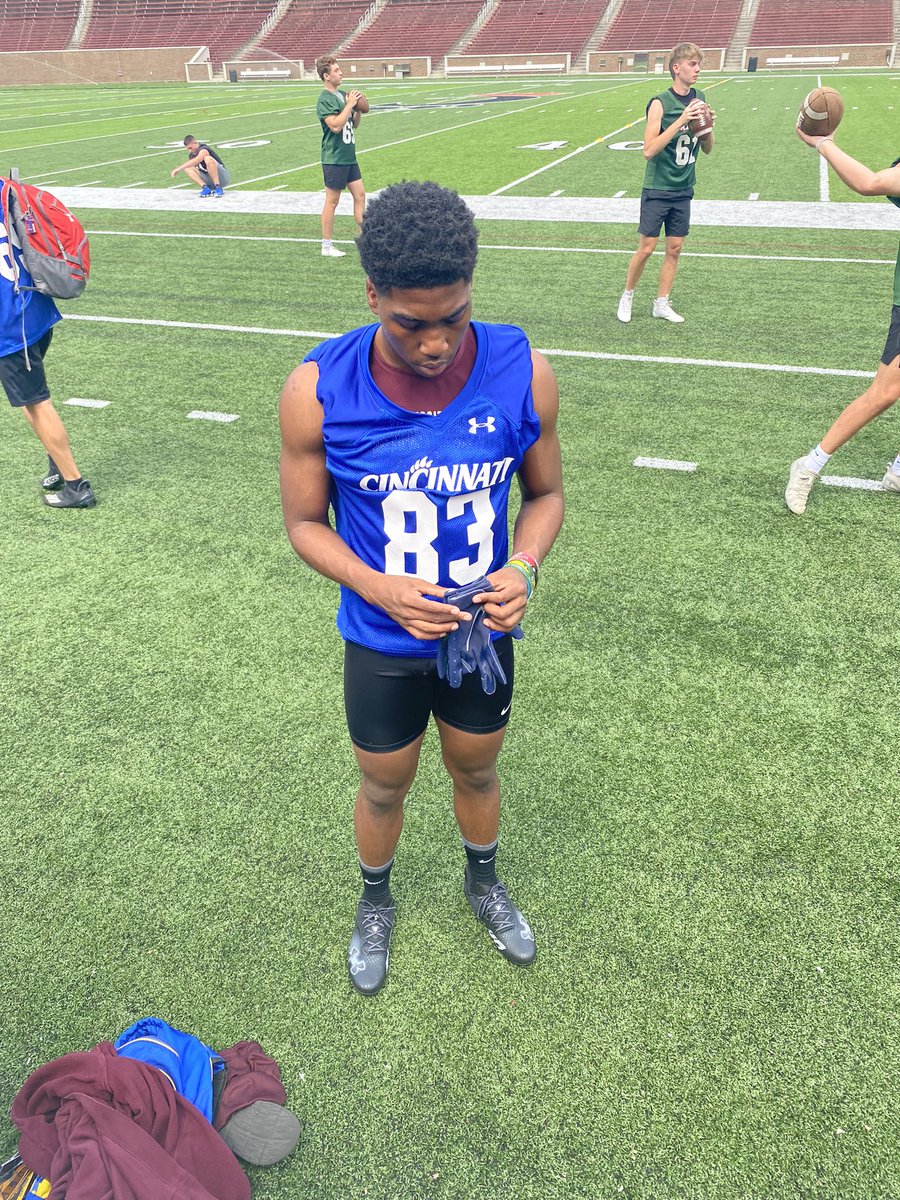 Cavhonloganpeay's tweet photo. Thanks for a great camp, Hopefully I’ll be back for a visit in the future. #GoBearCats @jross_iii @UC_Recruiting https://t.co/GforHYnRUb