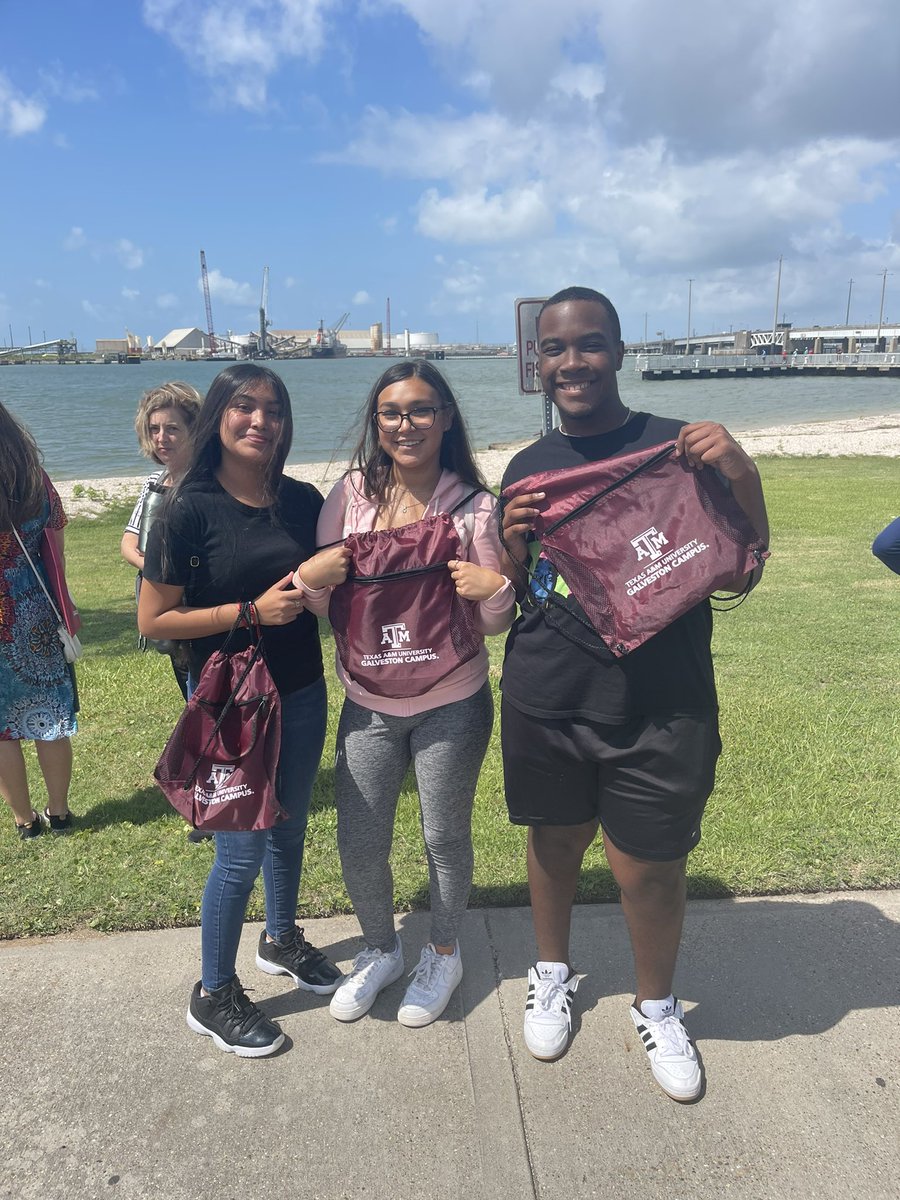 mrstucker22's tweet photo. Summer Bridge field trip to @AggiesByTheSea 👍🏼 I think we have some future Aggies among us! #TAMUG #GigEmGators https://t.co/Q0yMpJBe08