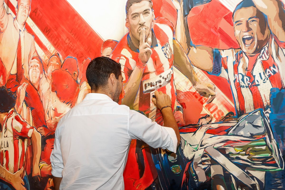 Atleti's tweet photo. "Déjenme un espacio acá que quiero marcar la historia".

🇺🇾⚽ @LuisSuarez9 cumplió la promesa que hizo al llegar y ya está representado en el gran mural de #TerritorioAtleti. Un goleador de leyenda que ha dejado su sello en nuestra historia ❤️🤍☺ https://t.co/2pN4RT597w