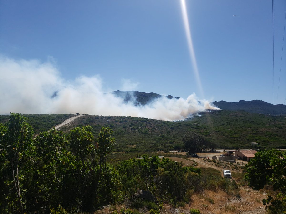 coreinfronte's tweet photo. Un feu s'est déclenché à l'Agriate, à Casta, provoqué par des manœuvres militaires.
La Corse connaît un épisode de chaleur, se sécheresse. La météo avait annoncé la levée du vent.
Ou "la 7e compagnie" est à la tête de l'Armée en Corse ou alors l'inconscience règne en son sein. https://t.co/67mrRfCb7q