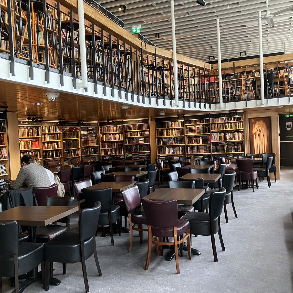 Is this the perfect bookshop? 
Hus Mals og Menningar in Reykjavik, where the books are abundant AND you can also eat hot waffles &amp; drink gin 👍🏼