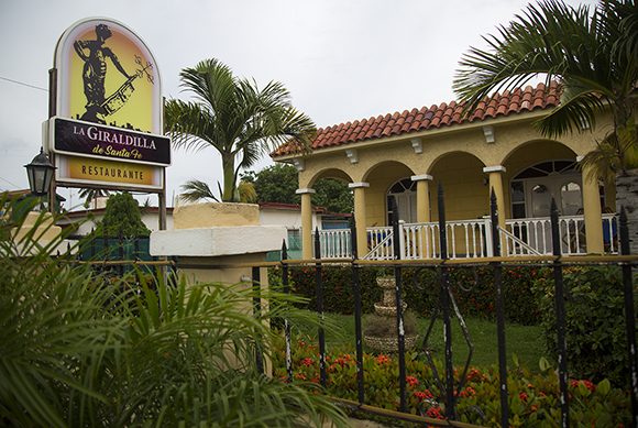 Radiometrohaba1's tweet photo. El Decreto 28 en unidades gastronómicas de #LaHabana: autogestión, crecimiento y autonomía. #CubaViveYTrabaja #PorLaHabanaLoMásGrande @gobhabana @torres_iribar @RGZapata500 @MincinCuba @alfonso_noya  @oneliocc @Monstruoplayero @lgl62 @nlichaso @onoides  https://t.co/EK9Jre17hw https://t.co/6wVueZre8S