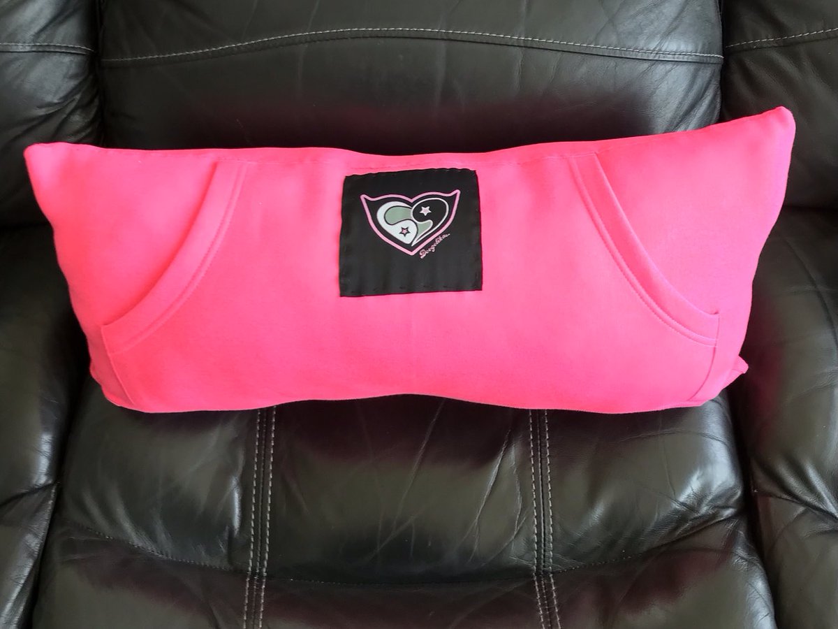 Devgelika's tweet photo. #KangarooPocketPillow #KimTre’Original #Upcycle #DIY #She’sCrafty #DevgelikaProductions https://t.co/kJ4EgsYA6K