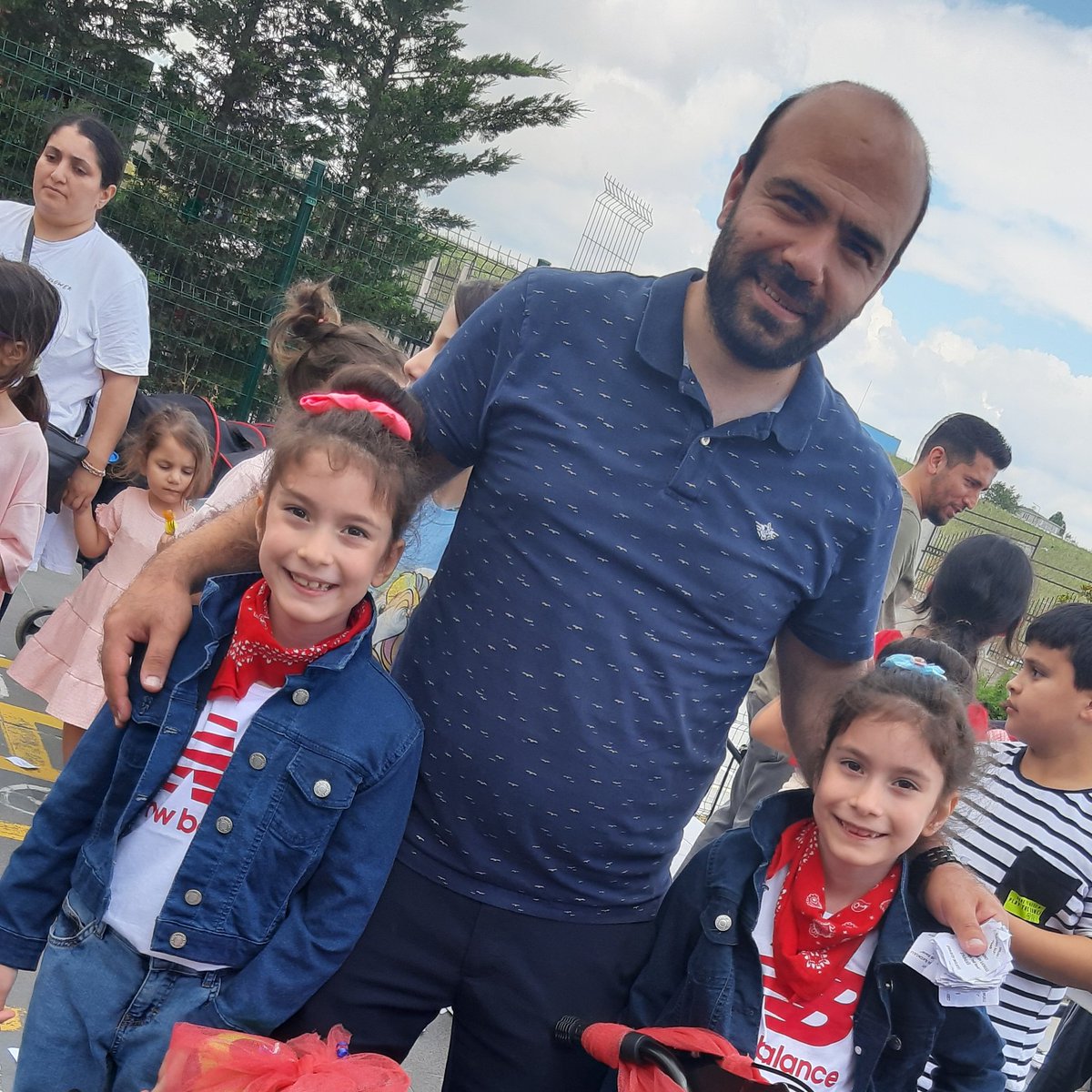 avcilarsultana1's tweet photo. Emlak Konut Sultan Alparslan Ilkokulu 7 Renk 7 Bölge etkinliği kermesinde çekiliş sonucu bisiklet kazanan öğrencilerimiz 
@tcmeb @istanbulilmem @avcilarilcemem https://t.co/226gzWVCoz