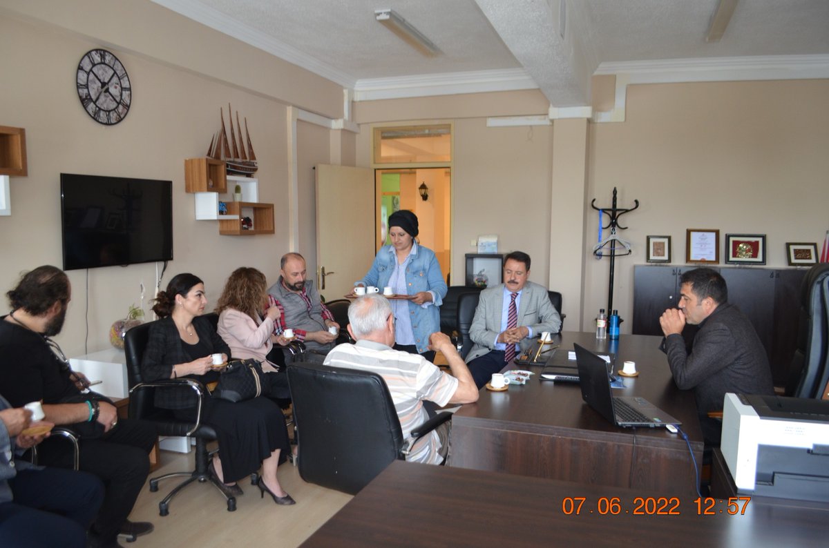 huriyesueral's tweet photo. Bahar Şenligimiz ve Resim Sergimizin açılışını yaptık.  Protokol ,öğrencilerimiz,velilerimiz ve mezun öğrencilerimizin katılımı ile büyük bir coşku içinde yapıldı. @huriyesueral @samsunhm @atakumbeltr @MemAtakum https://t.co/4Gg8SVyJN4