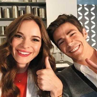 WarnerChannelBR's tweet photo. Danielle Panabaker e o Grant Gustin mais que amigos, friends! Os dois muito fofinhos nos bastidores de #Flash 🥺❤️ https://t.co/3BalK8icbc