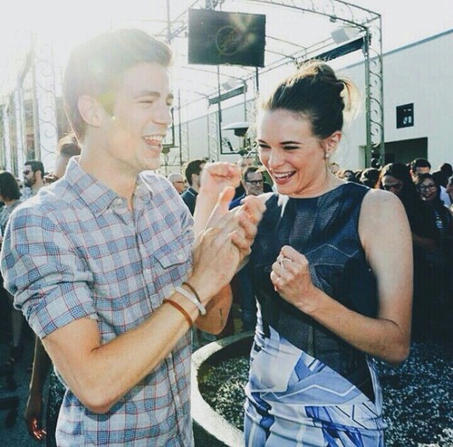 WarnerChannelBR's tweet photo. Danielle Panabaker e o Grant Gustin mais que amigos, friends! Os dois muito fofinhos nos bastidores de #Flash 🥺❤️ https://t.co/3BalK8icbc