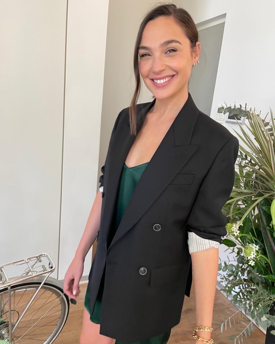 GalGadot's tweet photo. A little green goes a long way 💚 https://t.co/o5yAOJK2i5
