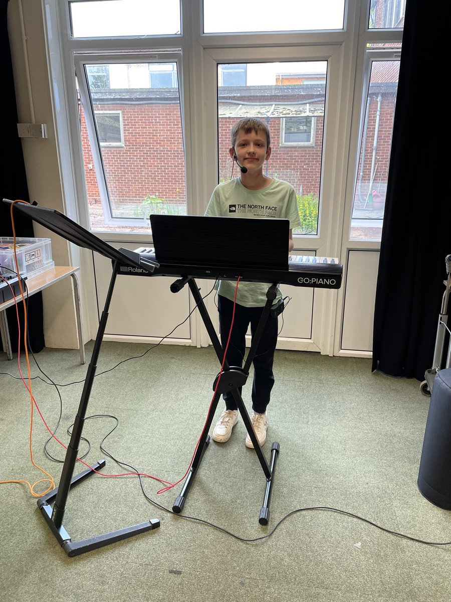 KatSings28's tweet photo. #workshadowing @elycollege Me and My Shadow โฆ.. wondering if I get an evening off?!! @singchoirs https://t.co/Rp6qVeHxoE