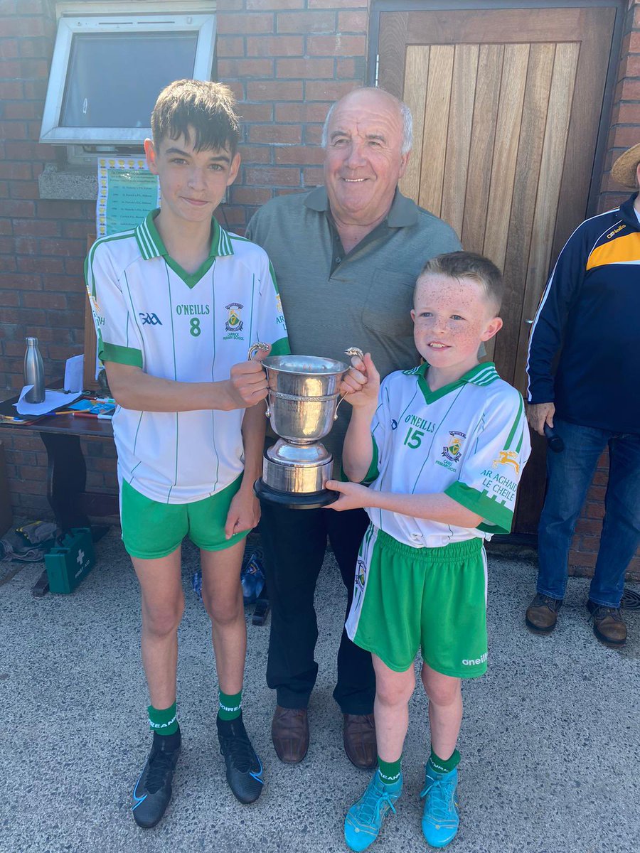 🏆The Connor McConville Tournament 2022🏆
Congratulations to Carrick PS on winning the Connor McConville Tournament.Carrick team captains Ethan &amp; James receive the Connor McConville Cup from Arty Noel.Congratulations CarrickPS, <a href="/BurrenGAA/">BurrenGAAOfficial</a> 👏Report to follow.
<a href="/OfficialDownGAA/">Official Down GAA</a>