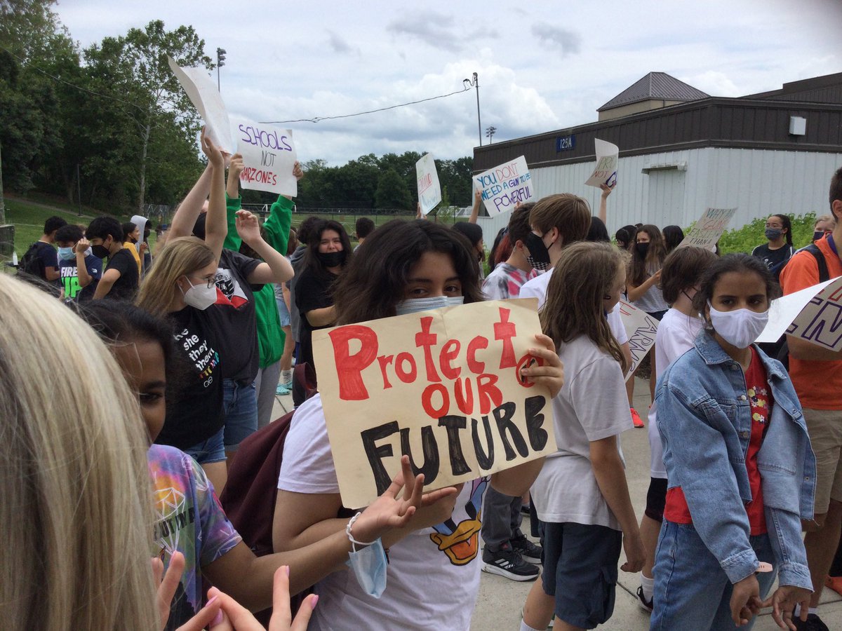 杰斐遜學生通過學生領導的罷工展示了他們和平抗議的權利，以表達他們對槍支暴力的感受。 @JeffersonIBMYP #middleschoolactivism https://t.co/JHeBDANcgW