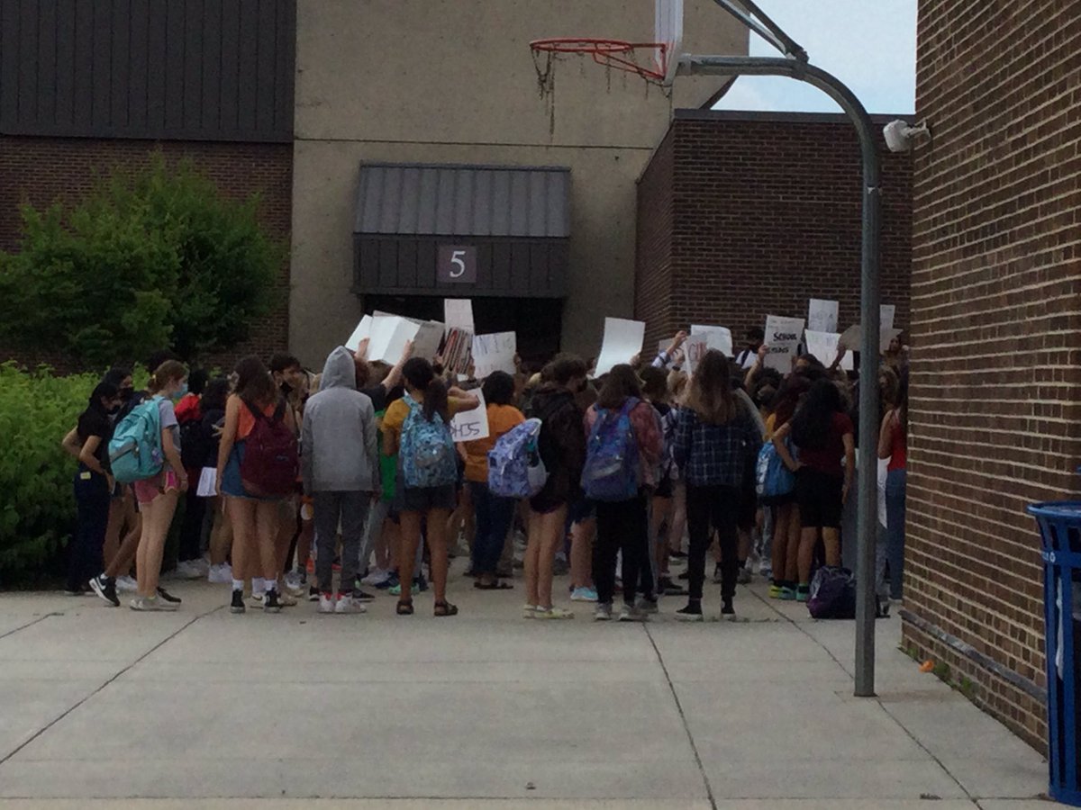 ジェファーソンの学生は、銃の暴力に対する感情を表現するために、学生主導のストライキで平和的な抗議の権利を行使します。 @JeffersonIBMYP https://t.co/T1syhv5zYT