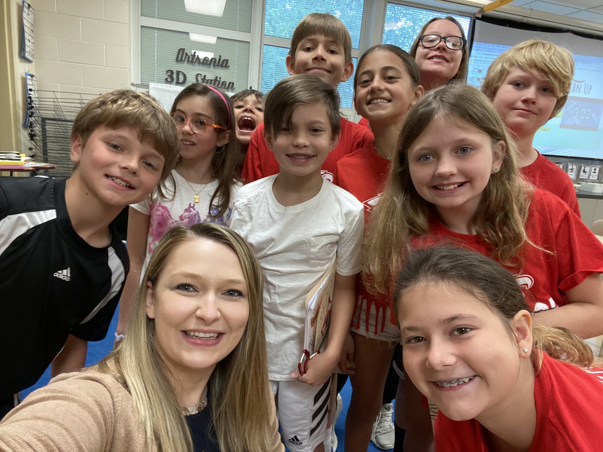 These graduating fourth graders were in my class as Kindergarteners the first year I started at Everett. I will miss them! Happy Summer!☀️#EverettSoars #findingjoy67 🎓<a href="/LakeForestSD67/">Lake Forest School District 67</a> @laurenantkowiak