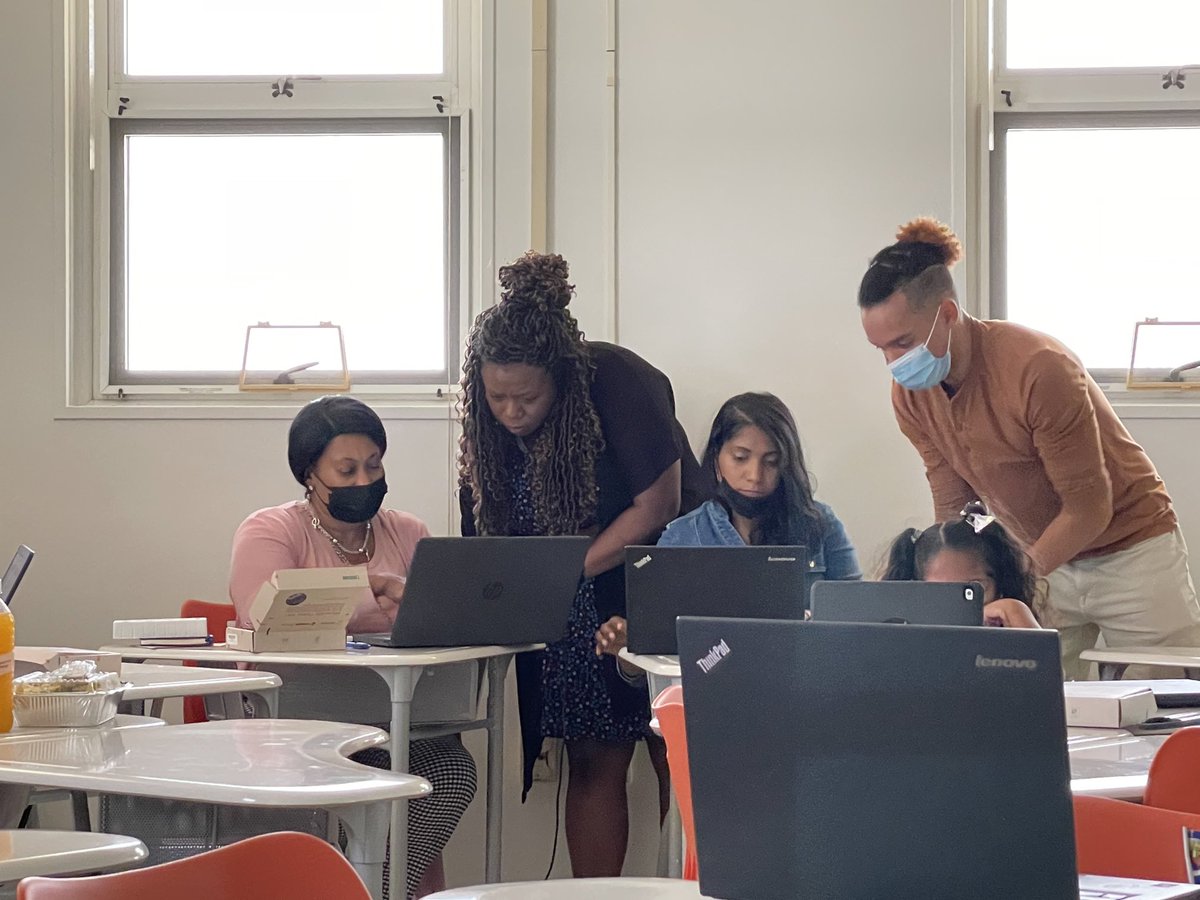 EdmeadeJudy's tweet photo. Great minds and talent working out maker codes at STEM RESET2022 @vi_iserp ⁦@microbit_edu⁩  ⁦@InfyFoundation⁩ https://t.co/hfHYZeAdgv
