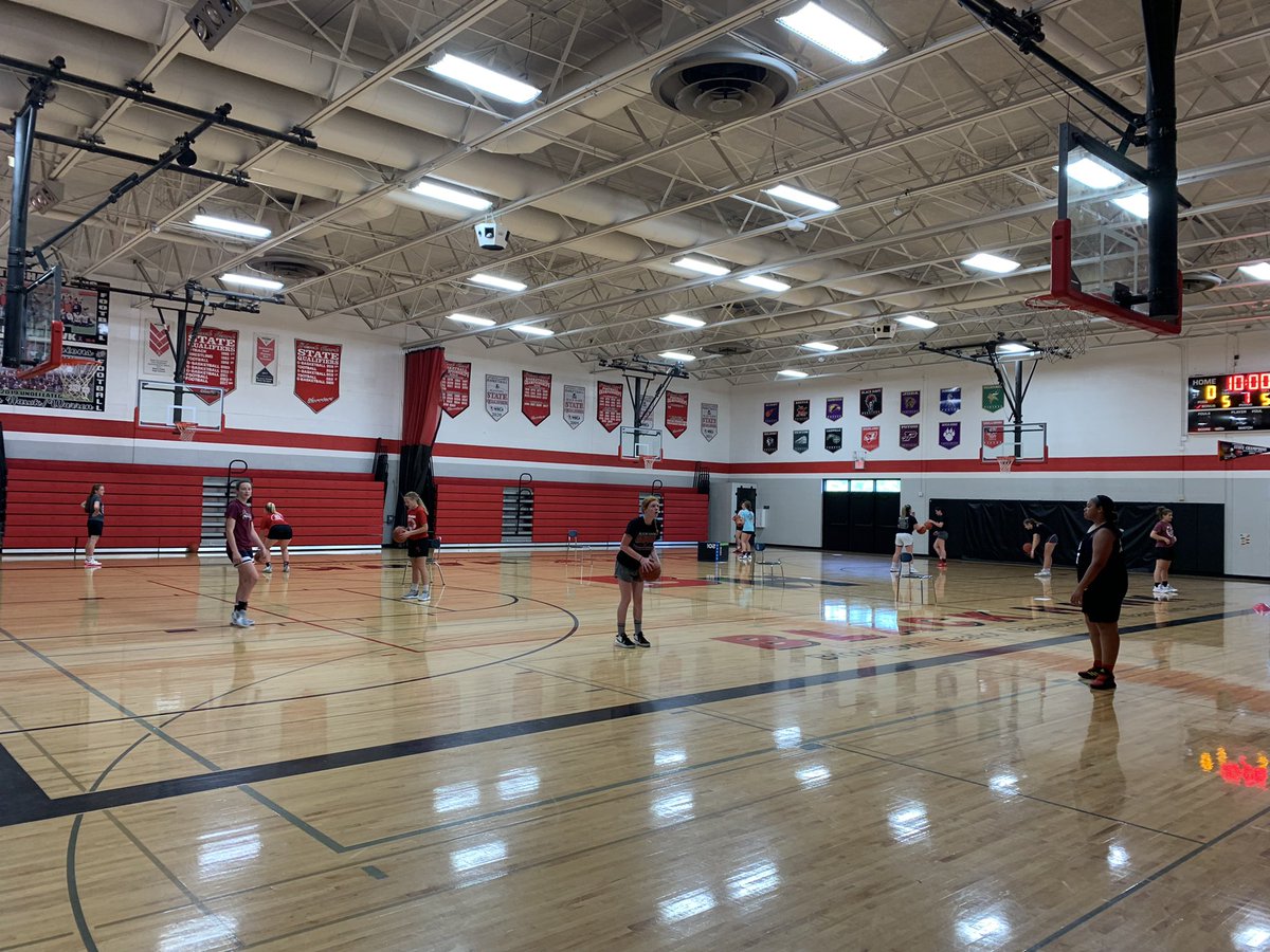 GirlsHawk's tweet photo. First day back in the gym! This group is ready to grind. #IGotYou https://t.co/zHXjK5aLBE