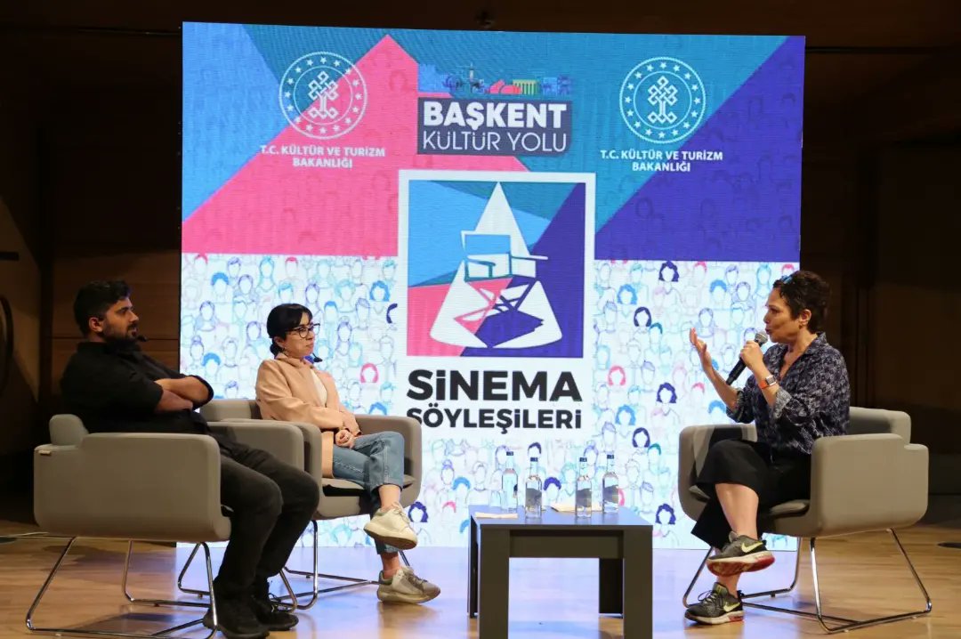 SSoylesileri's tweet photo. 🚩Oscar Academy jüri üyesi dünyaca ünlü yapımcı Zeynep Atakan moderatörlüğünde bugün gerçekleşen söyleşinin konukları sektörün dikkat çeken isimlerinden yönetmen İsmail Çeçen ve yönetmen Zeynep Arısoy oldu.
#BaşkentKültürYolu #sinemasöyleşileri https://t.co/VgAVKHuCCz