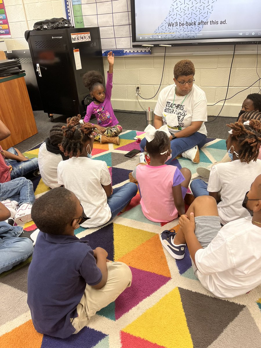 Yesterday, Mrs. Waller's Kindergarten Scholars came up with its classroom contract. Each scholar wrote their name agreeing to the contract.  This morning, circle time was used to reinforce classroom expectations!  #TopNotchLearning #EdgewoodExcellence #TeamSelmaConnected 💛💚🐝