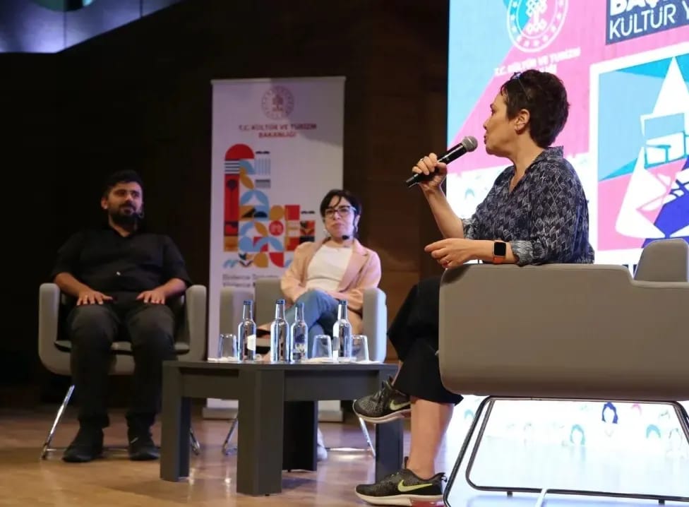 PGM_PR's tweet photo. 🚩Oscar Academy jüri üyesi dünyaca ünlü yapımcı Zeynep Atakan moderatörlüğünde bugün gerçekleşen söyleşinin konukları sektörün dikkat çeken isimlerinden yönetmen İsmail Çeçen ve yönetmen Zeynep Arısoy oldu.
#BaşkentKültürYolu #sinemasöyleşileri https://t.co/Vn7yMm9zD1