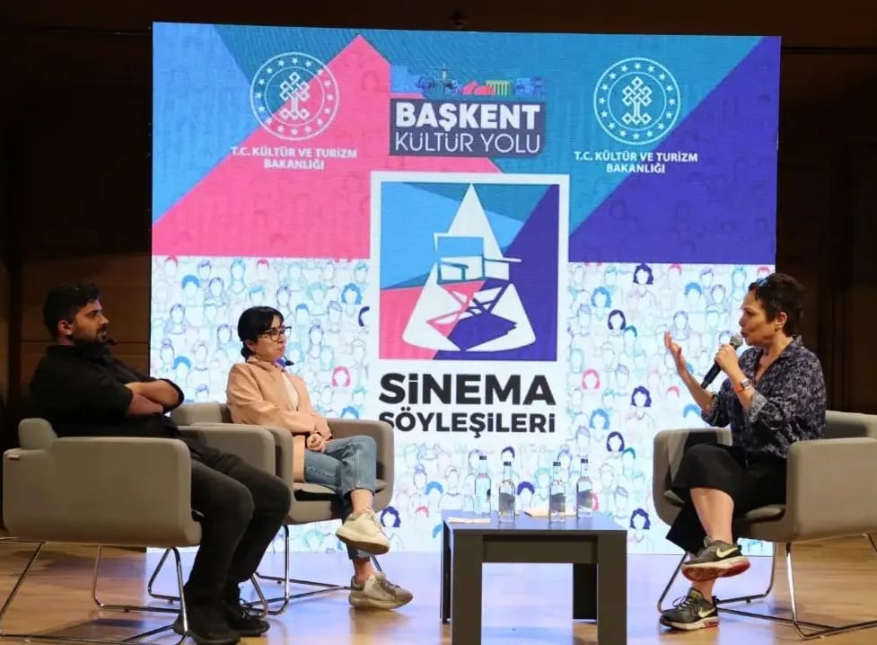 PGM_PR's tweet photo. 🚩Oscar Academy jüri üyesi dünyaca ünlü yapımcı Zeynep Atakan moderatörlüğünde bugün gerçekleşen söyleşinin konukları sektörün dikkat çeken isimlerinden yönetmen İsmail Çeçen ve yönetmen Zeynep Arısoy oldu.
#BaşkentKültürYolu #sinemasöyleşileri https://t.co/Vn7yMm9zD1