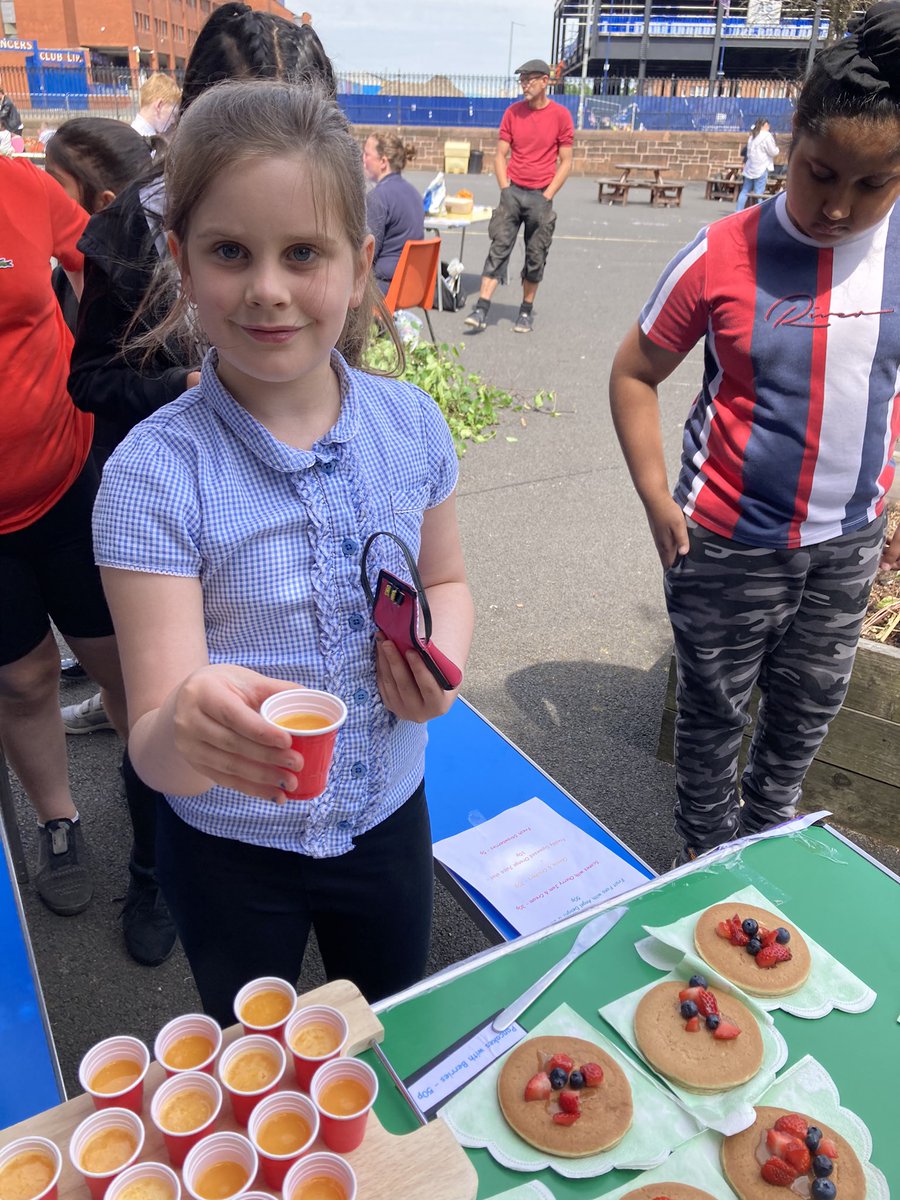 An outdoor Tutti Fruiti this week 😀#EcoDay #Freshlysqueezedorangejuice #FruitFans #Pancakes #Sconeswithjamandcream #CheeseandCrackers 🍊🧃🥞 🍓 🍓🍓🍓☺️❤️💚