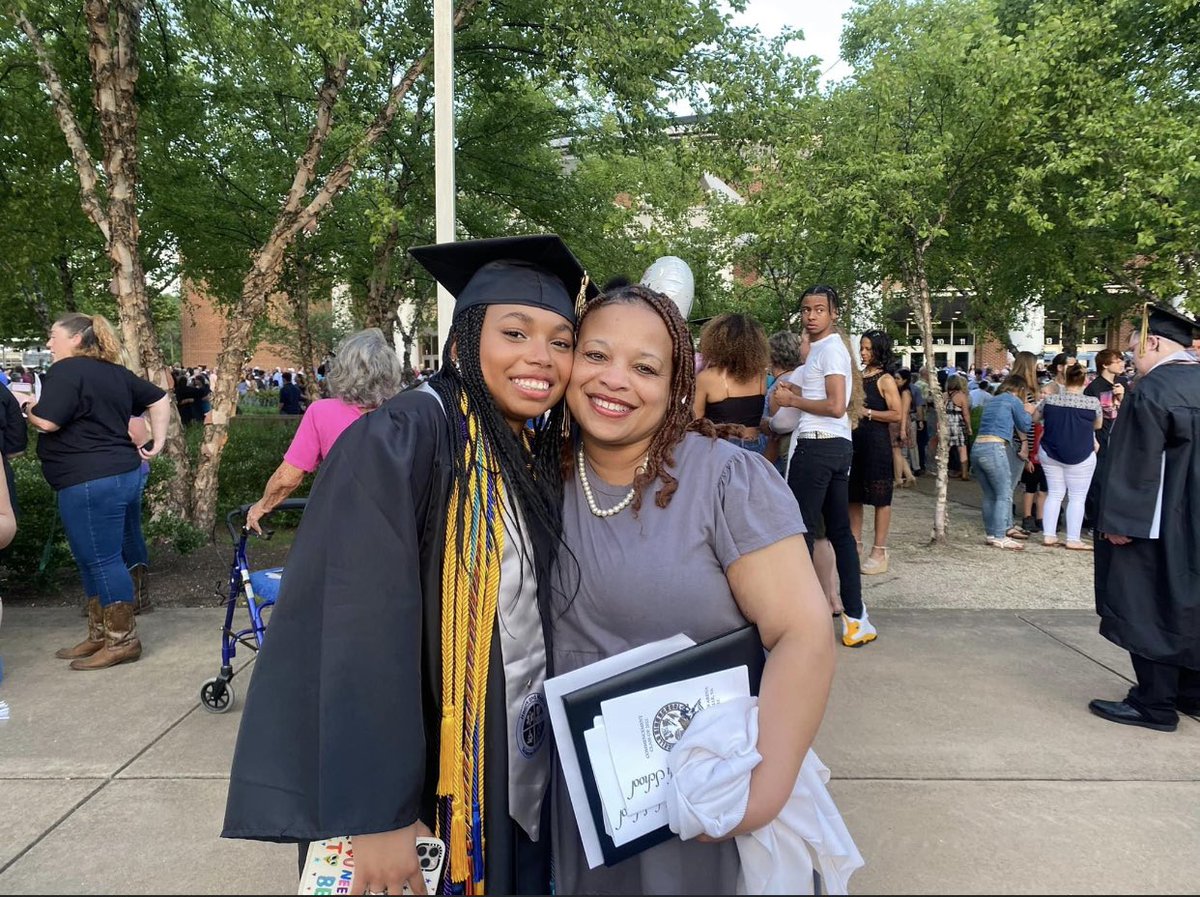 chloemwalker1's tweet photo. Graduated MoHS #Classof2022 last night! Can’t wait for the next chapter #UVA26 https://t.co/x75KdpIQSv