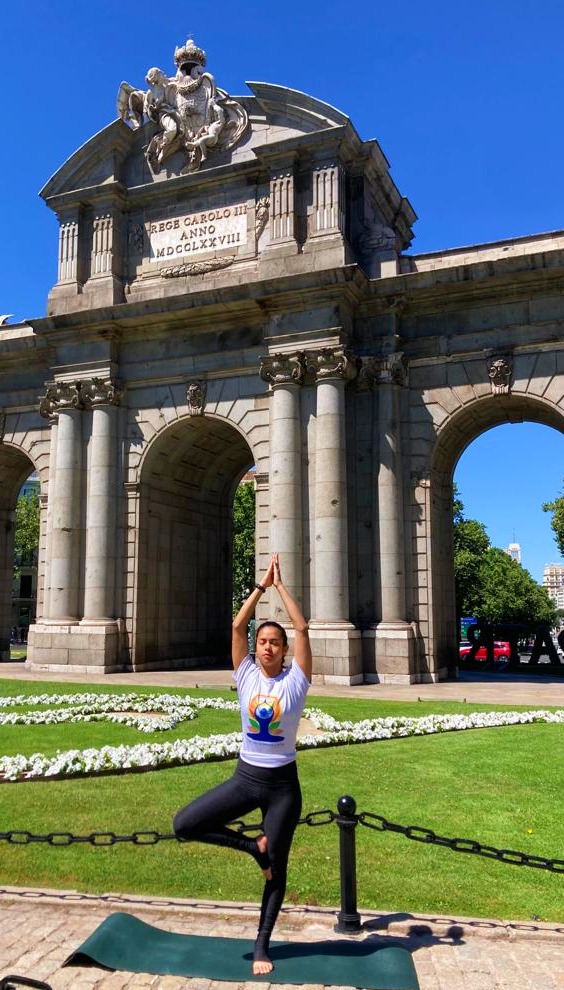 IndiainSpain's tweet image. ¡Madrid se está preparando para las grandes celebraciones de #IDY2022 que se celebrarán el 19 de junio! Os presentamos algunas instantáneas de la demostración de #Yoga en la Puerta de Alcalá, ¡uno de los símbolos más imperecederos de la ciudad!
#YogafForHumanity 
#AmritMahotsav