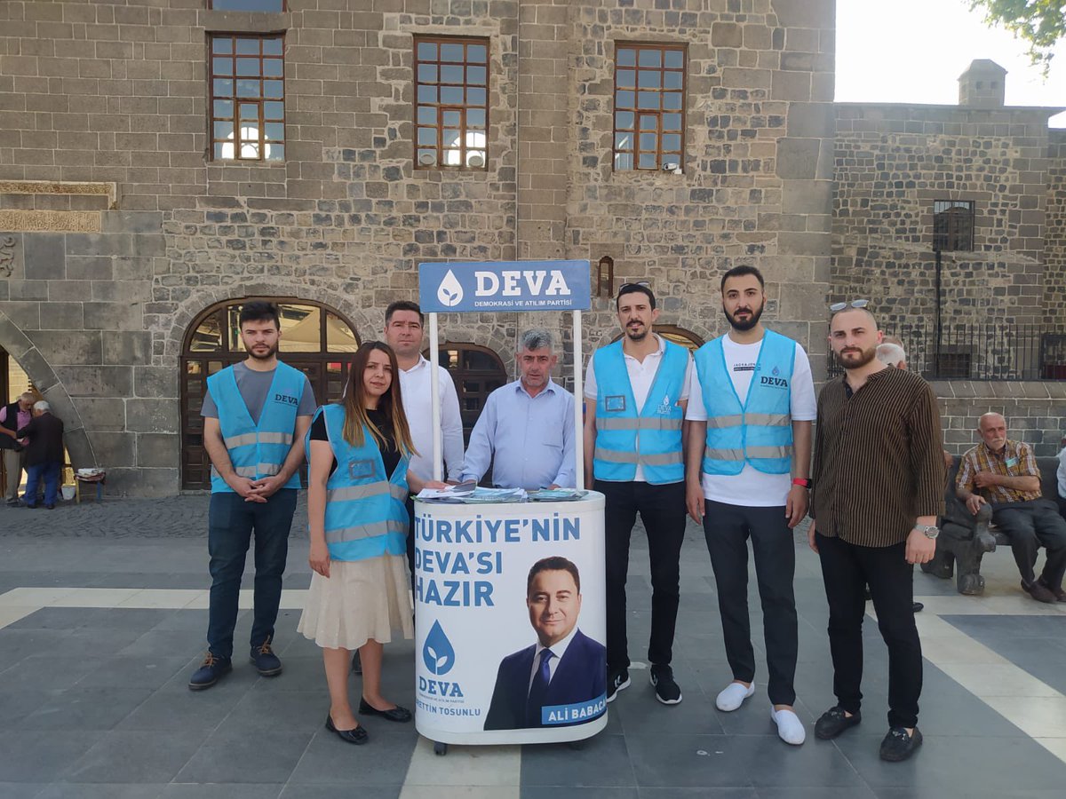 DevaSurGenclik's tweet photo. Diyarbakır #DevaSurGençlik olarak Ulu Camii önünde Halkla İlişkiler Başkanımız Sn. Ahmet Arslan ile billikle 4 merkez ilçe ile standımızı kurup eylem planlarımızı halkımıza anlatıp üye kayıtlarımzı yaptk.👋

İl Gençlik ekimizdn bizlere yardma gelen arkadaşlarmza teşekkür ederz.👏 https://t.co/YR8jKfMVS4