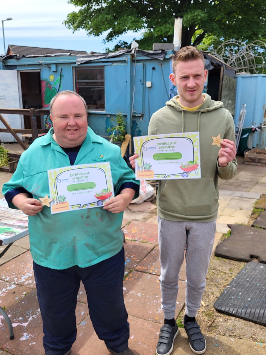 CCTKimberley's tweet photo. Ryan and Graeme who volunteer at our allotments have developed into more confident individuals, today receiving certificates today as a huge thank you for everything they do from planting to tidying up plots to building planters 🥕🥔🌾🍅
You're both stars! 🌟
#VolunteersWeekScot https://t.co/DAWhMLmVDC