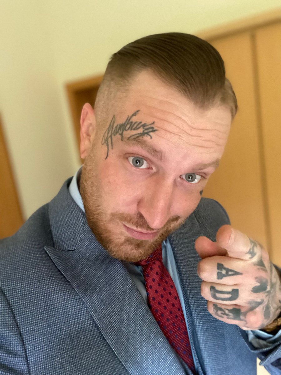 SkullsOnETH's tweet photo. 🤵‍♂️💀Stepping into the weekend like @Tomsen_SOE. What are you up to? #artist #artistlife https://t.co/vYIdgIoufk