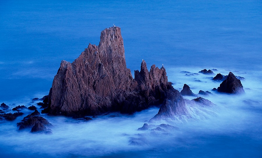 🤩 Esta es una de mis fotos preferidas del Parque Natural Cabo de Gata-Níjar. La provincia de #Almería tiene unos paisajes imponentes y muchos de ellos tienen el mar Mediterráneo como gran escenario 

💙