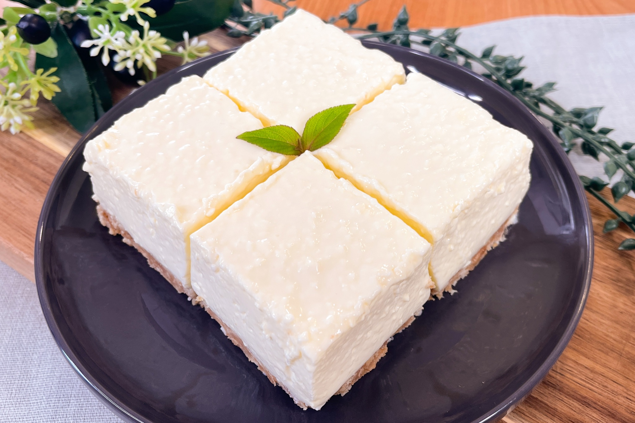 まるみキッチン 簡単レシピ カルピスレアチーズケーキ 砕いたビスケット80gと溶かしたバター40g混ぜクッキングシート敷いた容器に押し固める 600w秒チンしたクリチ0g牛乳0mlカルピス原液150ml混ぜる ゼラチン5g水大さじ2混ぜ600w10秒チン