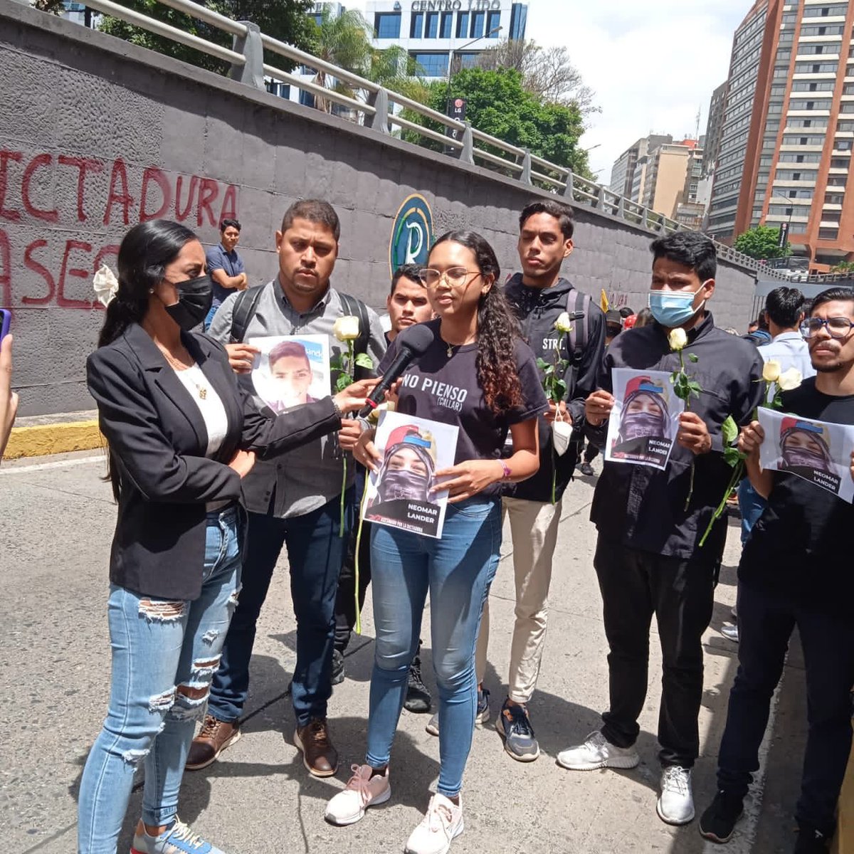 Jholbert Godoy, Argelia Rovaina, Carlos Maneiro y Luis Martínez.

4 jóvenes venezolanos son detenidos arbitrariamente a manos de PoliChacao, tras una actividad conmemorativa por los 5 años de la muerte de Neomar Lander.

Exigimos garantía de sus derechos y libertad inmediata.