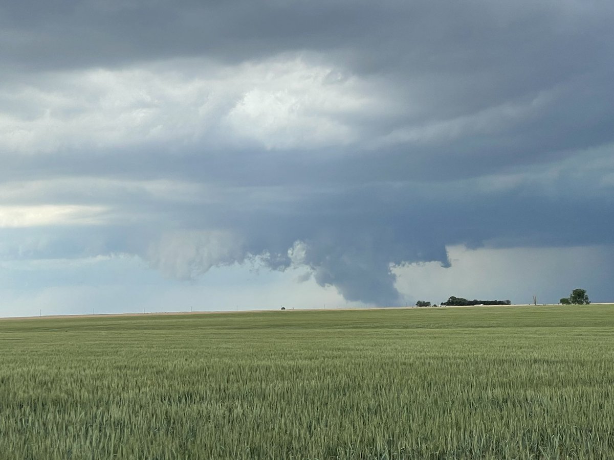 Updated wall cloud looking NW from 10 miles south of Julesburg 505 pm MDT #cowx <a href="/NWSBoulder/">NWS Boulder</a>