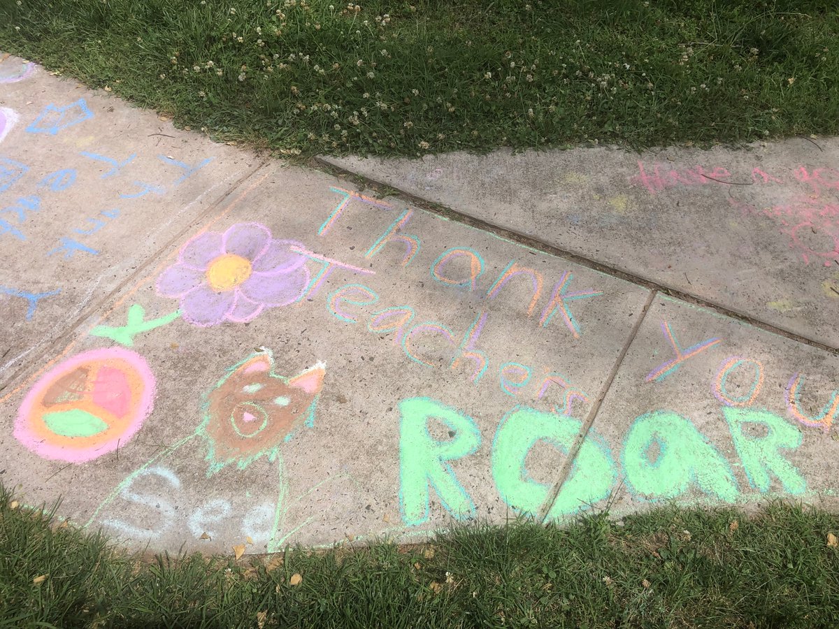 ElizabethDCruz3's tweet photo. Today we created some beautiful sidewalk art for our teachers and 6th graders—before the rain washed it all away! 🌧🤦🏼‍♀️😆@WoodburnES_4th https://t.co/sD6lDJ6GzB