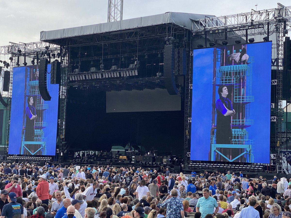dparmer's tweet photo. Took a couple years, but feels good to get back, #Boston 

#GotBack @PaulMcCartney https://t.co/vDwdttPqcD