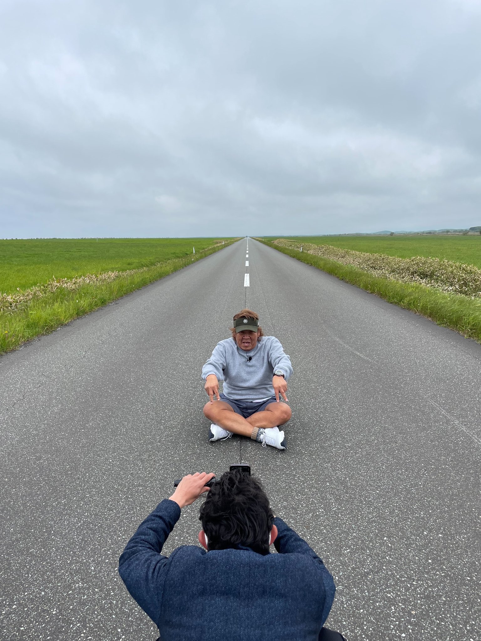 長州力 おはよう 猿払村のそばをどこまでも真っ直ぐに 走るエサヌカ線私はこの道が好きです 今回は慎太郎を連れて来ました広い草原の中に鹿も何度か見れましたよ 驚きと 感動です さてとこのあとは そうです ホ タ テ 慎太郎が食っ飛びました
