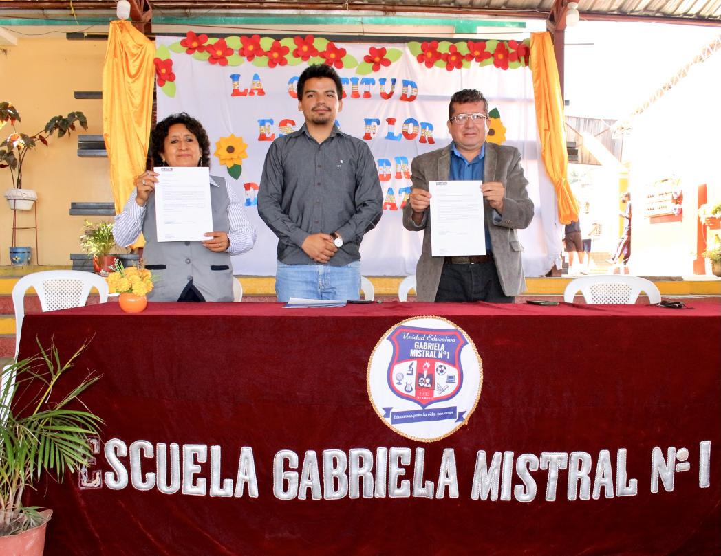 utplvinculacion's tweet photo. ¡Gracias https://t.co/y9Tr9M5KrF por confiar en nuestro accionar de vinculación!

➡️🔝 Juntos realizamos la entrega de 3️⃣0⃣ pupitres a la Unidad Educativa Gabriela Mistral Nº1 ubicada en Catamayo con el propósito de adecuar una aula de clases https://t.co/x1hXJJ4dye