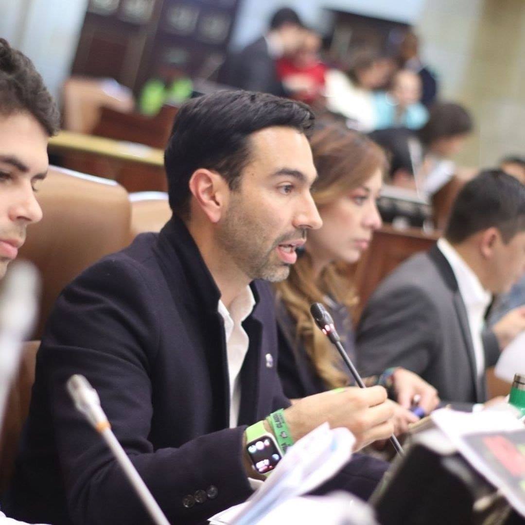 lasillavacia's tweet photo. #ElPaisEnVivo 

El ciudadano Johnatan Silva envió a la @CamaraColombia una recusación contra el congresista @MauroToroO, que es gay, para apartarlo del debate del proyecto que busca proteger a las personas LGBTI de torturas para "reconvertirlos". 

https://t.co/vkDTLh1YTC https://t.co/YemGc8yZFs