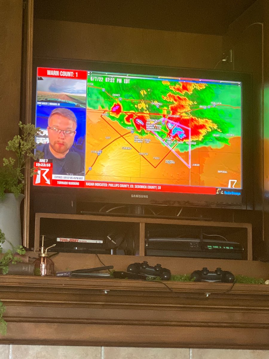 Weathernerd315's tweet image. I’m sitting here watching @ryanhallyall and tracking the storms with @RadarOmega.